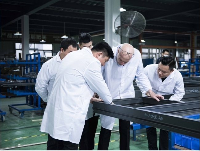 曾奎與研發(fā)團(tuán)隊探討產(chǎn)品工藝